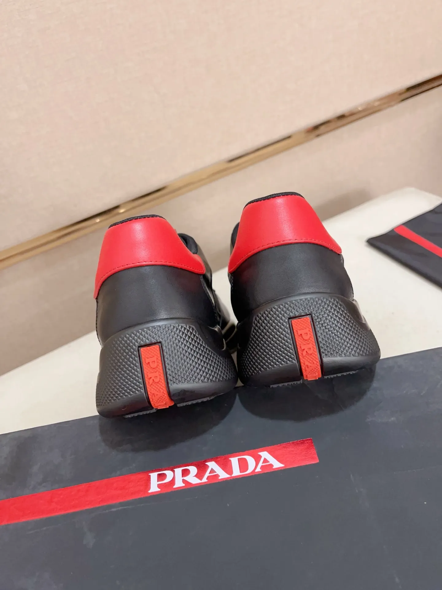 Men's shoes 💰 720💰 ✔️✔️✔️Top high version. High-quality new PRADA (Prada) counters are launched at the same time. The new men's shoes and 😘 fabrics are made of high-tech glue-making technology. Lining: Full cowhide lining. 👍🏿High-end☄️Open-molded non-slip rubber outsole, exquisite lines, simple and elegant, comfortable and high-end for leisure travel. Code number: 39 to 44 (can be customized 45-46-47, non-returnable)